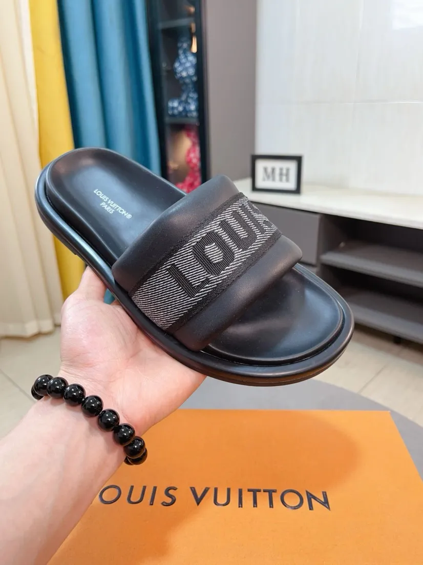 Ex-factory price 360🌹🌹 (lv-Louis Vuitton) New men's slippers, high-end boutique, exquisite embossed logo decoration on the upper, fine workmanship, super soft soles, casual, loose and comfortable, a must-have in summer! \nsize：38-44